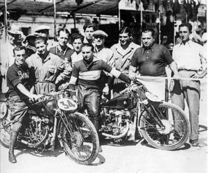 The 175 cc Benelli Racing Team was in the thirties almost unbeatable. Links on the picture and right Raffaele Alberti Amilcare Rossetti
